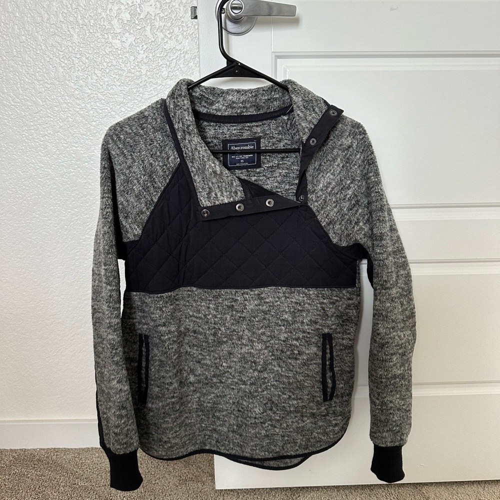 asymmetrical fleece gray and black pull over